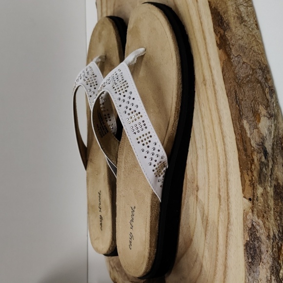 Easy Street Stevie Sandals, White w/Metallic Nailheads Size 9.5 - Picture 3 of 10